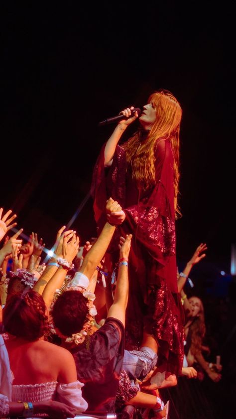 Florence Welsh, Florence Welch Style, Florence And The Machine, Camera Flashes, Machine Photo, Florence Welch, Florence The Machines, Hozier, Concert Photography