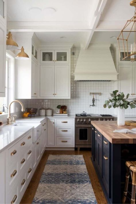 31 Modern Traditional Kitchen Ideas For a Beautiful Kitchen Non Traditional Kitchen Layout, Classic Traditional Kitchen Design, Kitchen With High Ceilings Layout, Tidy Inspiration, Traditional Colonial Kitchen, Classic Traditional Kitchen, Simple Kitchen Ideas, Minimalism Kitchen, Small Kitchen Ideas Layout