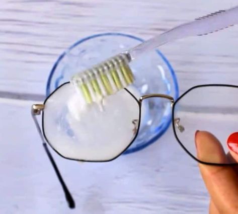 Best Way to Remove Scratches from Eyeglasses and Sunglasses Tricks Fix Scratched Glasses, Cleaning Eye Glasses, Scratches On Glasses, Scratched Glasses, Cleaning Tips Tricks, Diy Tools Homemade, Creative Life Hacks, Eyebrow Hacks, Cleaning Methods