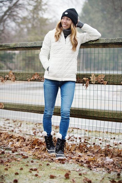 The Motherchic wearing sorel boots and patagonia nano puff jacket Patagonia Nano Puff Jacket Outfit, Puff Jacket Outfit, Puffer Outfit, Teen Fashion Trends, Cheap Boutique Clothing, Puffer Jacket Outfit, Patagonia Nano Puff, Winter Outfits Warm, Puff Jacket