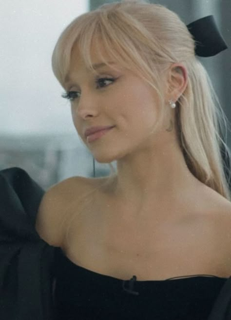 Aesthetic Celebrity Pfp, Ariana Ponytail, Blonde Ariana Grande, Yours Truly Ariana Grande, Ariana Grande Blonde, Ariana Grande Bangs, Ariana Blonde, Zane Lowe, Nails Photo