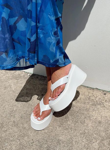 Fancy Slippers, Windsor Smith Shoes, Sandals Aesthetic, Slippers Collection, Bags Wishlist, Shoes Heels Classy, Platform Flip Flops, Windsor Smith, White Sandals Heels