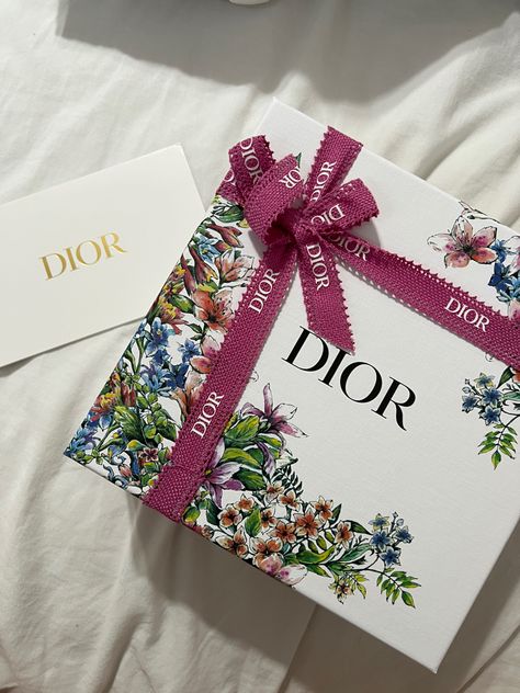 Hijab Packaging Design, Hijab Box Packaging Design, Dior Packaging Design, Floral Box Design, Dior Packaging Boxes, Luxury Box Design Packaging Ideas, Luxury Packaging Design Boxes Branding, Kotak Selendang, Dior Packaging