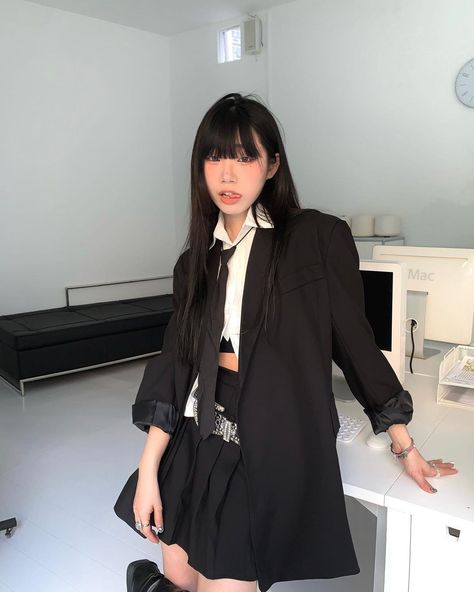 Fits Minimalist, Basics Aesthetic, Neck Tie Outfit, Black And White Fits, Subversive Basics, Outfits Blazer, Tie Outfit, Minimalist Monochrome, White Fits