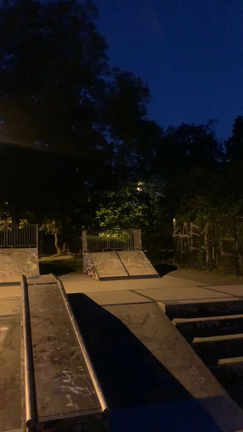 Skate Night Aesthetic, Skatepark Aesthetic Night, Skating At Night Aesthetic, Park At Night Aesthetic, Skate Park Aesthetic, Skating Place, Relaxing Pictures, Movie Vibes, Skateboarding Aesthetic