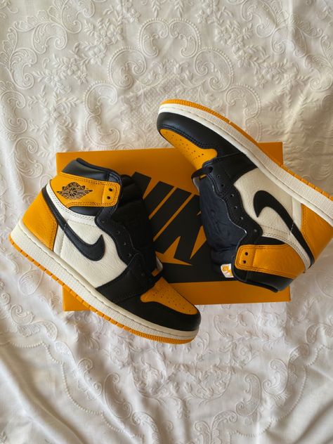 Women Nike Dunks, Jordan 1 Taxi, Zapatos Aesthetic, Nike Sneakers Outfit, Sneaker Outfits Women, Nike Jordan 1, Nike Shoes (men), Dr Shoes, Womens Basketball Shoes