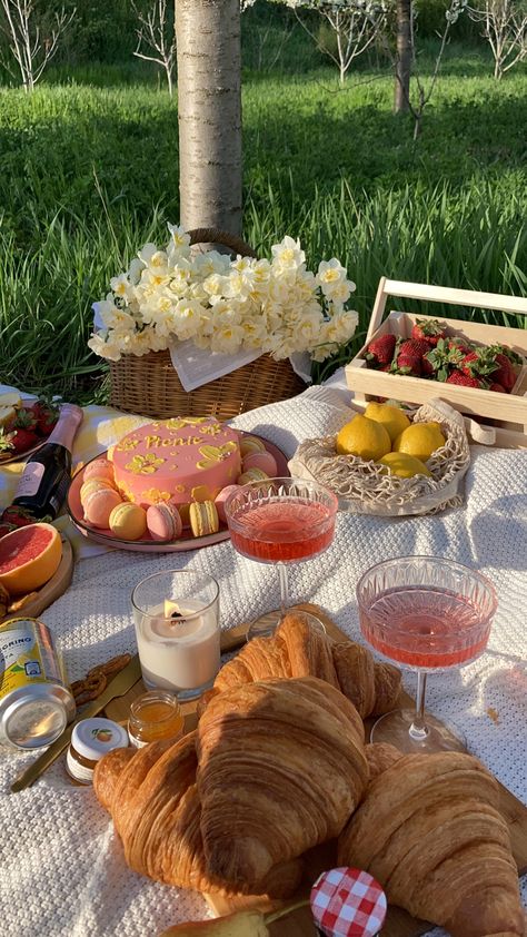 Picnic Theme Birthday, Backyard Birthday Parties, Garden Party Theme, Picnic Theme, Bakery Decor, Picnic Inspiration, Backyard Birthday, Picnic Decorations, Garden Picnic