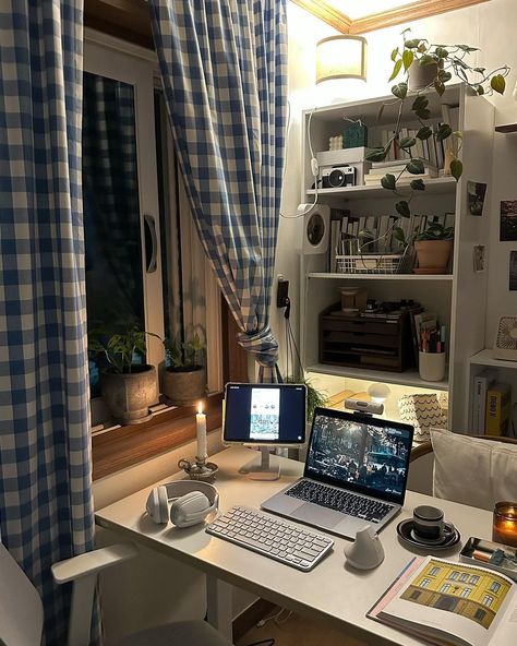 Room Inspo Desk, Uni Apartment, Uni Dorm Room, Aesthetic Student, Dorm Room Inspo, Uni Dorm, Student Aesthetic, Desk Aesthetic, Student Apartment