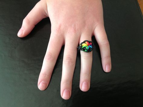 #rainbow #loom  #ring.  Starburst pattern ring. Rainbow Loom Organizer, Crazy Loom, Loom Band Patterns, Fun Loom, Loom Love, Rubber Band Crafts, Rainbow Loom Rubber Bands, Rainbow Loom Creations, Rainbow Loom Patterns