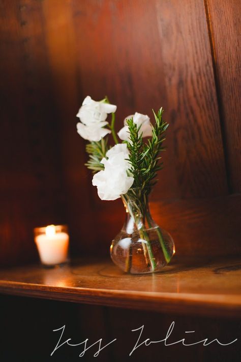 les fleurs : winter wedding : bud vase : white & green : sweet pea & rosemary Small Winter Flower Arrangements, Small Winter Centerpieces, Winter Bud Vase Arrangements, Winter Wedding Bud Vases, Winter Bud Vases, Photography With Flowers, Bud Vases Wedding, Wolf Christmas, Bud Vases Arrangements