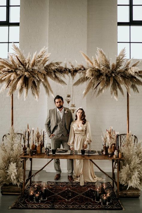 Industrial Boho Wedding, Grass Installation, Industrial Boho, Bohemian Wedding Decorations, Tafel Decor, Wedding Furniture, Boho Style Wedding, Bridal Table, Boho Wedding Inspiration