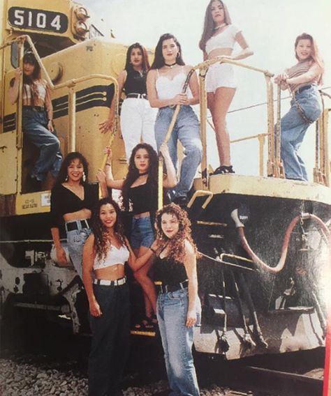 90s Latina Fashion, 90s Latina Aesthetic, Chicana Style Outfits, 90s Latina, Chica Chola, Theme Carnaval, Chola Girl, Latina Aesthetic, Chicano Love