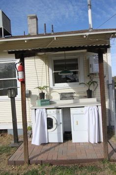 Outdoor Laundry Room Ideas Small Spaces, Outside Laundry Room, Outdoor Laundry Area, Outdoor Laundry Rooms, Outdoor Laundry, Landry Room, Potting Station, Outdoor Buffet, Buffet Bar