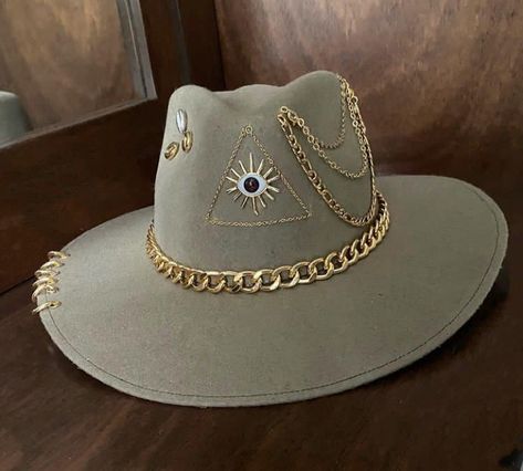 Fedora Hat Design Ideas, Sombreros Decorados Ideas, Diy Hats For Women, Sombrero Cowgirl, Hat Bands Diy Ideas, Diy Leather Hat, Cowboy Hat Design, Custom Cowboy Hats, Mad Hat