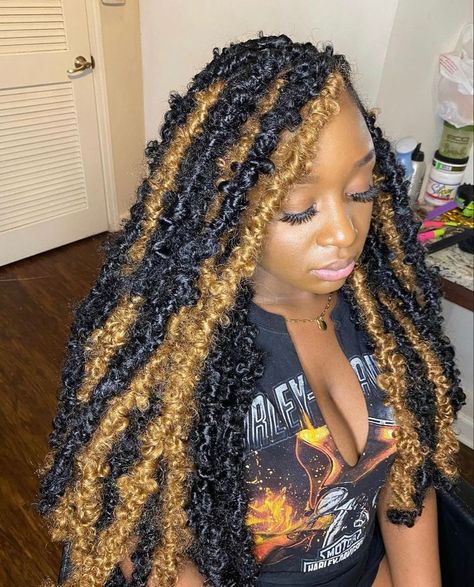 Butterfly Locs Ginger And Black, Midback Butterfly Locs, Long Butterfly Locs With Color Blonde, Fox Locs Hairstyles With Color, Butterflies Locs, Long Butterfly Locs With Color, Faux Locs Color Ideas, Long Butterfly Locs, Butterfly Locs Hairstyles