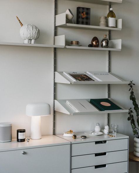 Office Wall Light, Interior Shelf Design, Minimalistic Shelves, Vitsoe Shelving, Wall Shelving Ideas, Vitsoe 606, Living Room Shelving, Ikea Wall Shelves, Office Organization Home