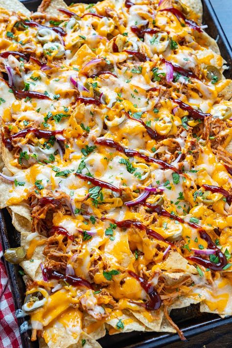 Loaded Bbq Nachos, Shredded Pork Nachos Recipe, Nachos With Pulled Pork, Pulled Pork Platter, Pull Pork Nachos Recipe, Loaded Pork Nachos, Pulled Pork Nachos Easy, Brisket Nachos Bbq, Pulled Pork Bbq Nachos