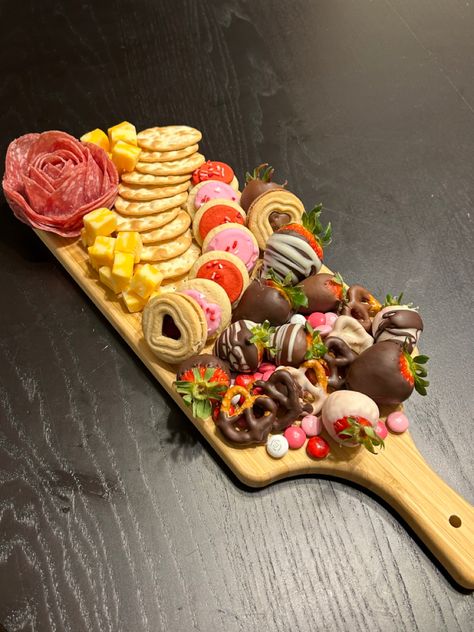 Charcuterie Board With Chocolate Covered Strawberries, Chocolate Covered Board, Chocolate Covered Strawberries Charcuterie, Anniversary Charcuterie Board Ideas, Strawberries Charcuterie Board, Strawberry Charcuterie Board, Strawberry Board, Valentines Charcuterie Board, November Goals