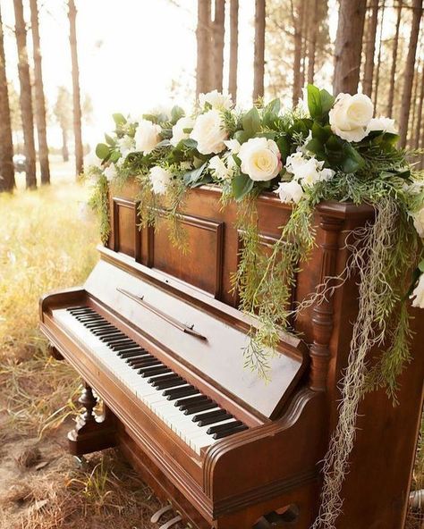 Piano Flowers Decoration, Piano With Flowers, Piano Aesthetics, Piano Flowers, Painted Fences, Piano Room Decor, Piano Wedding, Showcase Ideas, Piano Pedals