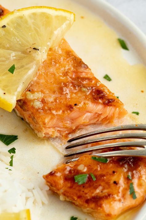 The best honey butter Old Bay salmon (easy recipe) - Marie Food Tips Salmon Old Bay Recipes, Honey Old Bay Salmon, Salmon Easy Recipe, Old Bay Salmon, Honey Butter Recipe, Garlic Honey, Sauce For Salmon, Oven Baked Salmon, Butter Salmon