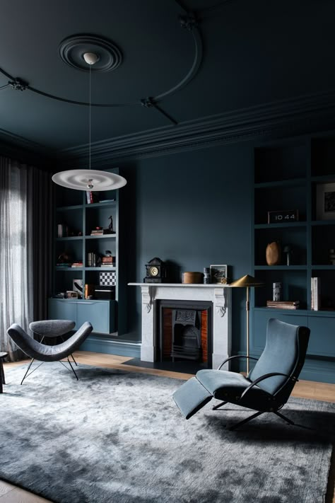 Decor For Blue Walls, Mood Living Room, Simone Haag, Neil Architecture, Blue Home Decor Ideas, Colour Drenching, Color Drenching, Queen Anne House, Eclectic Contemporary