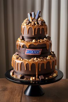 Snickers Cake Decoration, Easy And Quick Desserts, Western Desserts, Dessert Recipes Cake, Snickers Cake, Birthday Cake Decorating Ideas, Chocolate And Caramel, Rich Chocolate Cake, Make Cookies