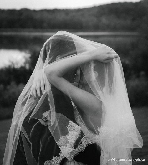 Wedding Details Photography, Wedding Picture Poses, Aesthetic Wedding, Wedding Photography Styles, Wedding Couple Poses, Wedding Pic, Wedding Photo Inspo, Wedding Photos Poses, Bride Photo