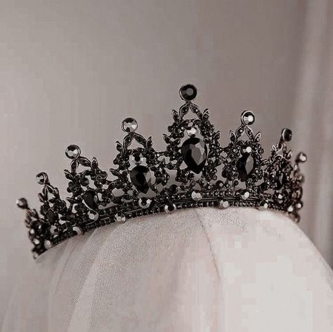 Black Queen Crown, Quince Crowns, Koleksi Parfum, Dark Wedding Theme, Quinceanera Crown, Crystal Crown Tiaras, Black Tiara, Black Wedding Gowns, Crown Aesthetic