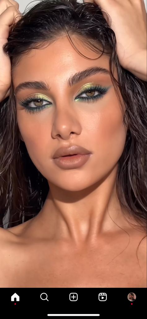 Emerald And Gold Makeup Looks, Green Glitter Outfit, Olive Green Wedding Makeup, Makeup For Green Dresses, Prom Makeup With Green Dress, Makeup Ideas Emerald Green, Emerald And Gold Makeup, Lime Green Dress Makeup, Prom Make Up For Green Eyes