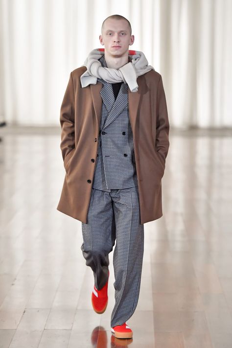 Winter 2017 Fashion Trends Gosha Rubchinskiy Gosha Rubchinskiy, Adidas Football, Sharp Dressed Man, Fashion Victim, Mens Winter Fashion, Todays Outfit, Well Dressed Men, Yohji Yamamoto, Mens Fashion Trends