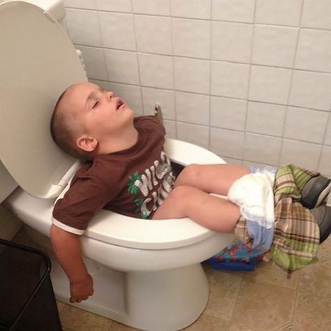 Napping On The Toilet Funny Kid Fails, Potty Training Girls, Kids Falling, Salad Tongs, Sleep Funny, Slaap Lekker, Friendship Humor, Baby Tips, Seriously Funny