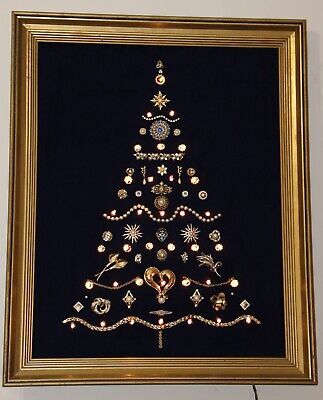 Christmas Tree Made Out Of Old Jewelry, Rosary Christmas Tree, Christmas Tree With Old Jewelry, Vintage Jewelry Christmas Trees, Old Jewelry Ornaments, Vintage Jewelry Heart Art, Jewelry Trees Christmas, Cross Made From Old Jewelry, Christmas Jewelry Tree