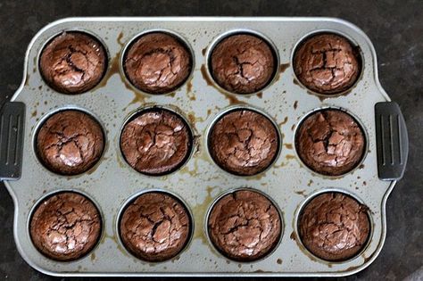 Easy Camping Food Ideas, Easy Camping Food, Mini Brownie Bites, Camping Food Ideas, Brownie Muffins, Peanut Butter Banana Muffins, Mini Brownies, How To Make Brownies, Brownie Cups