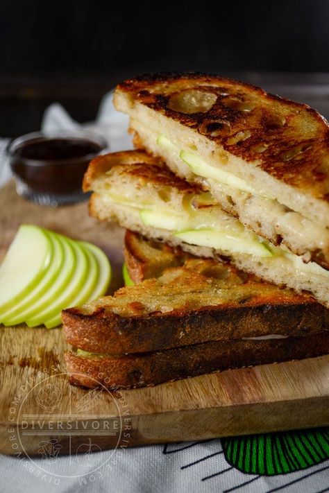 A simple and timeless bit of comfort food given a kick in the pants with tart Granny Smith apple, aged cheddar, and the secret to an amazing, crispy exterior - mayo! Apple Grilled Cheese, Sandwich Wraps Recipes, Chicken Wrap Recipes, Granny Smith Apple, Toast Sandwich, Vegetarian Sandwich, Coffee Business, Mood Food, Sandwiches For Lunch