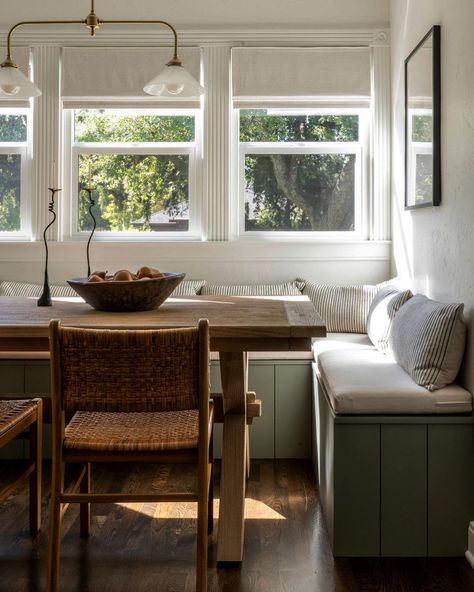 Dreaming of Sunday baking here 🤎 #figgardenproject Photography: @elliekoleen | Instagram Banquette Furniture, Dinette Seating, Kitchen Nook Ideas, Kitchen Nook Bench, Banquette Ideas, Sunday Baking, Eating Nook, Pnw Style, Nook Bench