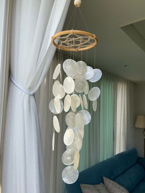 Mobile Home Decor, Windchimes Diy, Carillons Diy, Seashell Wind Chimes, Shell Wind Chimes, Shell Mobile, Diy Wind Chimes, Shell Crafts Diy, Beachy Decor