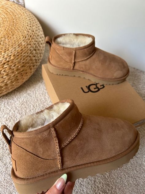 Cute Uggs, Stile Blair Waldorf, Pretty Sneakers, Boty Nike, Skor Sneakers, Back To School Shoes, Gilmore Girl, Dr Shoes, Preppy Shoes