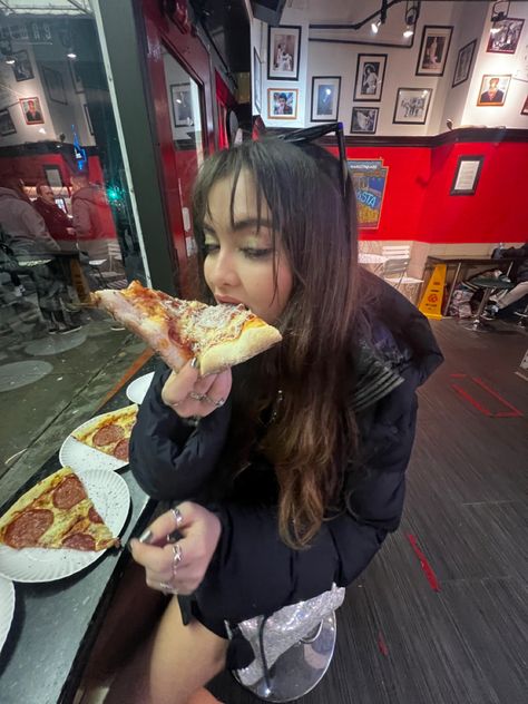 #aesthetic #tumblr #pizza Eating Pizza Aesthetic, Pizza Pic, Pizza Aesthetic, Girl Eating, Eating Pizza, Aesthetic Tumblr, Cool Girl, Pizza, Lifestyle