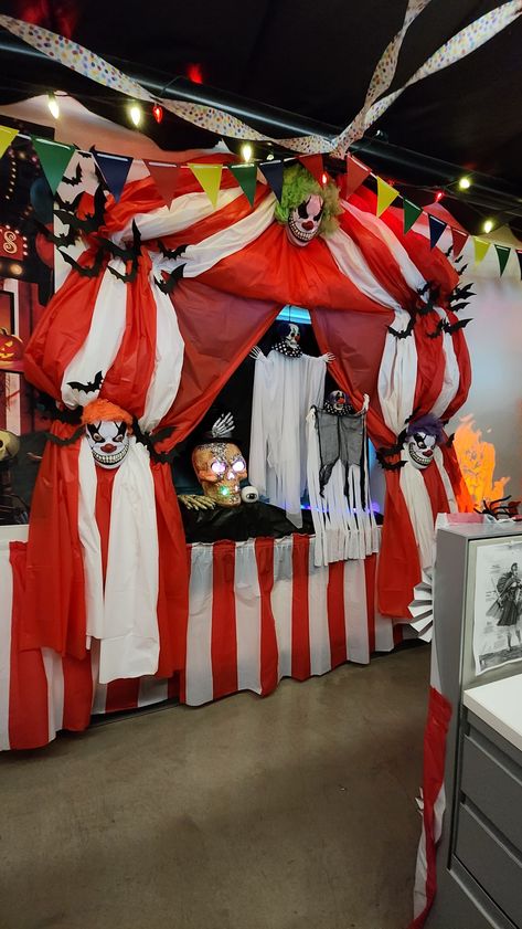 Clown Trunk Or Treat Ideas For Cars, Scary Clown Door Decoration, Halloween Clown Theme Decorations, Creepy Carnival Trunk Or Treat, Scary Circus Trunk Or Treat, Diy Halloween Clown Decorations, Carnival Theme Haunted House, Clown Trunk Or Treat Ideas, Horror Carnival Decorations