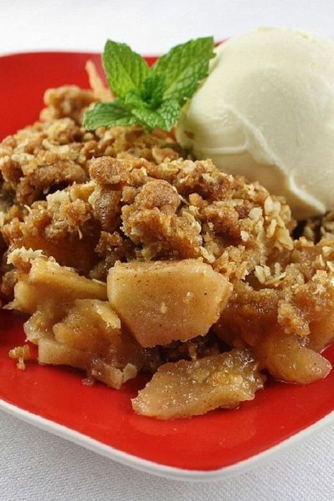 This apple crisp with oat toppings recipe is a quick and easy homemade fall dessert recipe! Combine apples, sugar, and cinnamon to make the filling and top it off with brown sugar, oats, flour, and cinnamon to create a delicious apple dessert recipe that your friends and family will enjoy at Thanksgiving or any dinner party. Apple Crisp No Oats, Best Apple Desserts, Pastas Recipes, Apple Crisp Recipe, Apple Crisp Easy, Fall Desserts Easy, Dessert Aux Fruits, Apple Crisp Recipes, Crisp Recipe