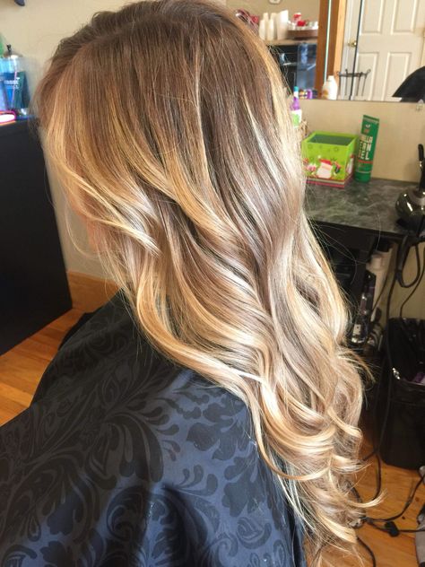 Honey blonde balayage hair blended Color Trends 2017, Balayage Blond, Blond Balayage, Dark Hair With Highlights, Honey Blonde Hair, Caramel Highlights, Ash Blonde Hair, Honey Hair, Balayage Hair Blonde