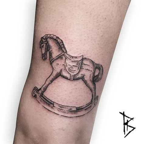 Rocking Horse Tattoo, Spider Murphy, Tattoo On The Back, Tricep Tattoos, Horse Tattoo Design, Tattoo New, Engraving Tattoo, Grunge Tattoo, Tattoo Prices