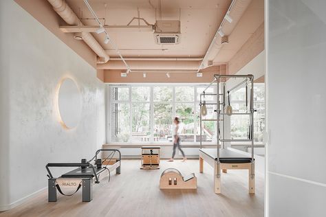 Yoga studio METOD :: Behance Pilates Studio Design Interiors, Yoga Studio Interior, Pilates Room, Home Yoga Room, Design Studio Workspace, Studio Pilates, Yoga Studio Design, Gym Room At Home, Wellness Studio