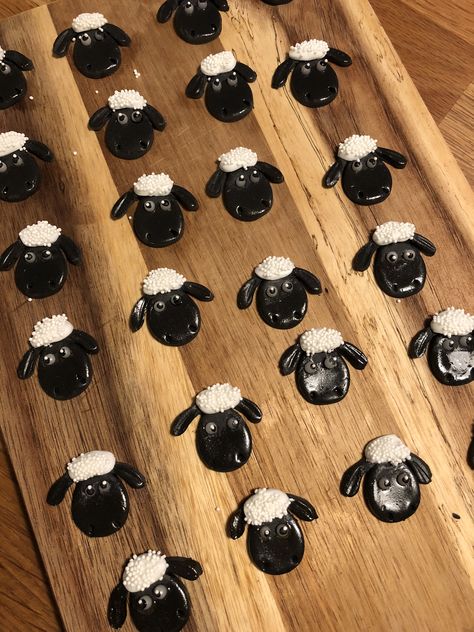 Shawn Sheep, Shaun The Sheep Cake, Sheep Cupcakes, Sheep Cake, Christening Cakes, Cake Tray, Shaun The Sheep, Easy Smoothie Recipes, Easy Smoothies