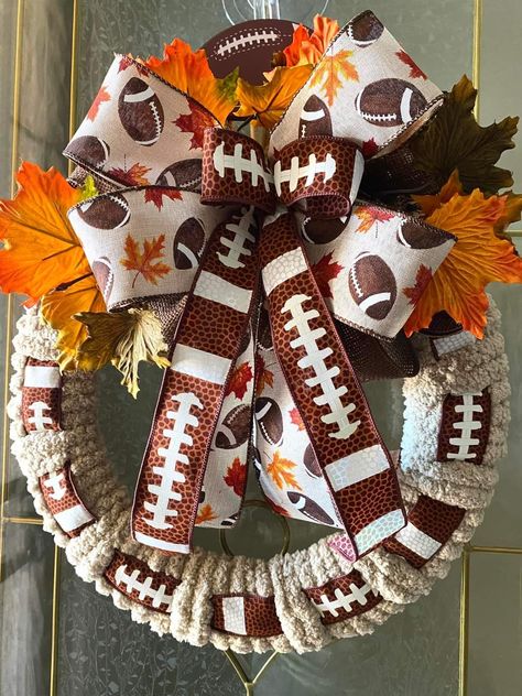 Fall Football Crafts, Football Wreath Diy, Christmas Yarn Wreaths, Football Wreaths, Yarn Wreaths, Sports Wreath, Sports Crafts, Acorn Wreath, Deco Mesh Crafts