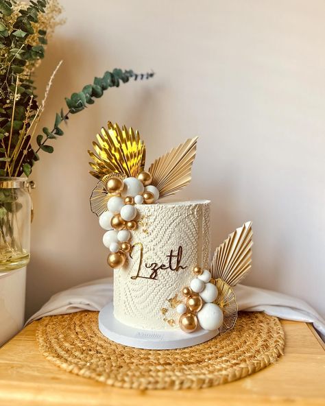 CLASSIC BOHO CAKE 🌾🥂 #bohocake #cakedecorating #cakedecorating #cakeart #cakedesign #buttercream Gold Cakes, Emerald Wedding Colors, Boho Cake, Emerald Wedding, Cake Art, Wedding Colors, Butter Cream, Cake Decorating, Emerald