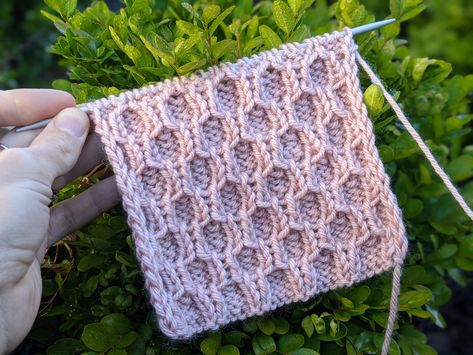 Honeycomb Knitting, Crochet Knit Stitch, Holiday Knitting Patterns, Rib Stitch Knitting, Knitting Storage, Honeycomb Stitch, Crochet Knit Stitches, Crochet Mouse, Beginner Knitting Projects