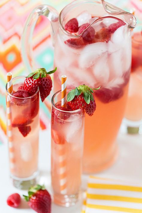 Big Batch Summer Cocktail Recipes - Big Batch Cocktails for Large Groups Beer Punch, Fruity Summer Cocktails, Strawberry Beer, Batch Cocktail Recipe, Best Summer Cocktails, Punch Cocktails, Party Punch Recipes, Batch Cocktails, Sip Sip Hooray