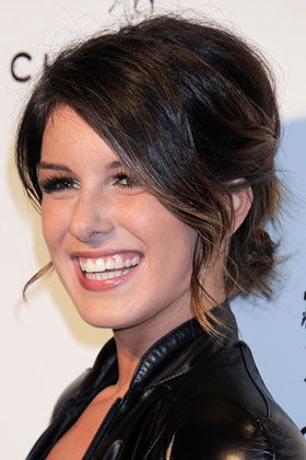 How to Look Polished in Minutes Shanae Grimes, Messy Medium Hair, Messy Updos, Shenae Grimes, Curly Updo, Messy Updo, Look Polished, Favorite Hairstyles, Famous Women