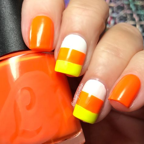 Candy Corn - Halloween nail art Candy Corn Nail Art, Sns Ideas, Fall Manicures, Luminary Nails, Lightning Nails, Corn Nails, Ghost Nail, Halloween Nail Art Tutorial, Candy Corn Nails